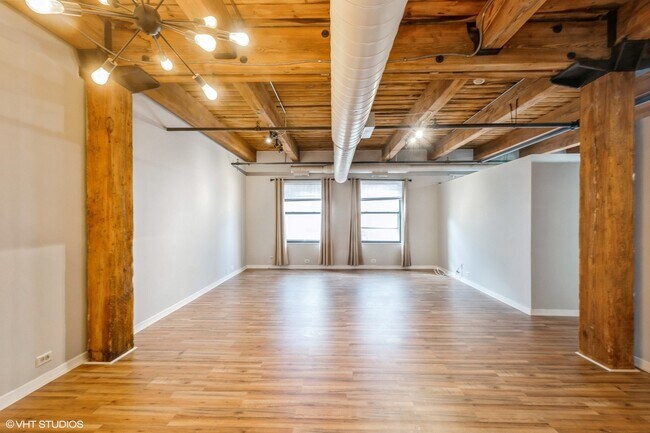 225 W Huron St in Chicago, IL - Building Photo - Building Photo