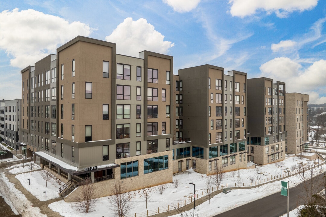 Hub Bloomington in Bloomington, IN - Foto de edificio