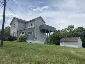 8 Spring St, Unit Apt 2 in New Castle, PA - Foto de edificio - Building Photo
