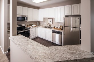 Holmes Lake by Broadmoor in Lincoln, NE - Building Photo - Building Photo