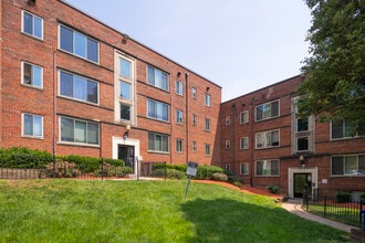 Friendship Courts Apartments in Washington, DC - Foto de edificio - Building Photo