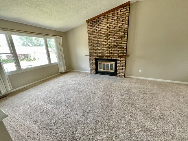 105 Colony Dr in Davenport, IA - Building Photo - Building Photo