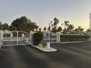 2875 Palm Beach Blvd in Ft. Myers, FL - Foto de edificio - Building Photo