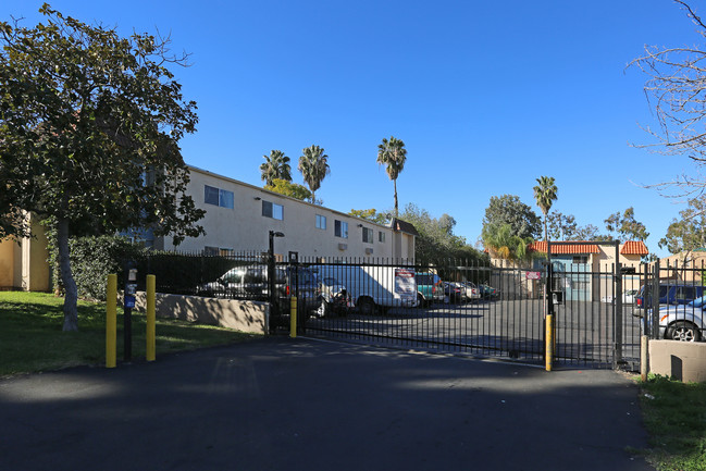 Casa De Valle in El Cajon, CA - Foto de edificio - Building Photo