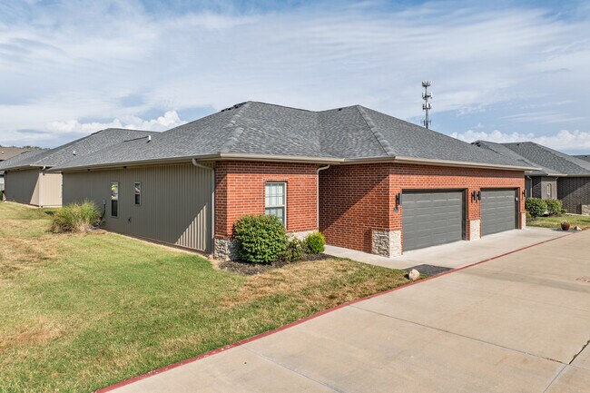 Golden Park Townhomes in Springfield, MO - Building Photo - Building Photo