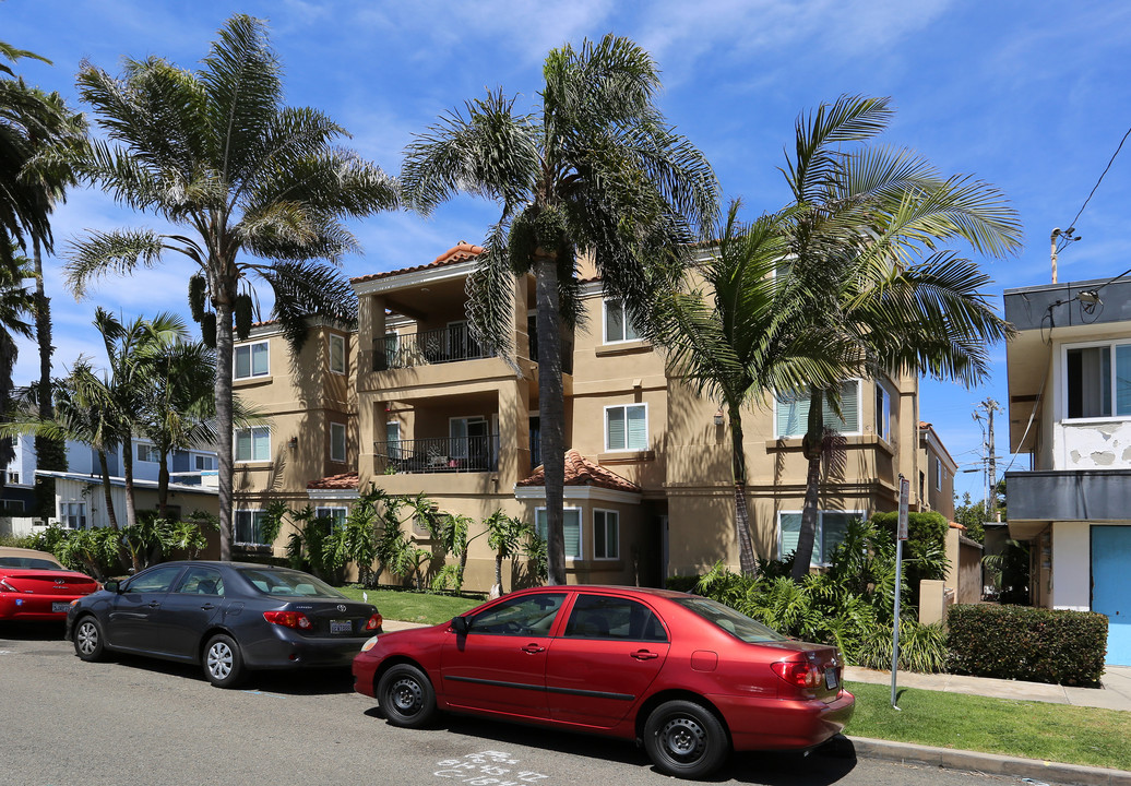 Tuscan Village in Oceanside, CA - Foto de edificio