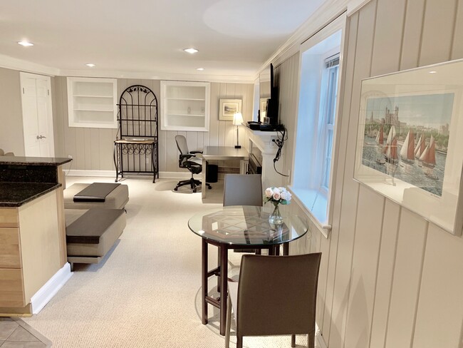 3828 Cathedral Ave NW, Unit East in Washington, DC - Foto de edificio - Building Photo