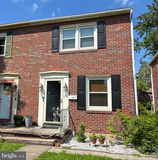 property at 22 1/2 E Pine St