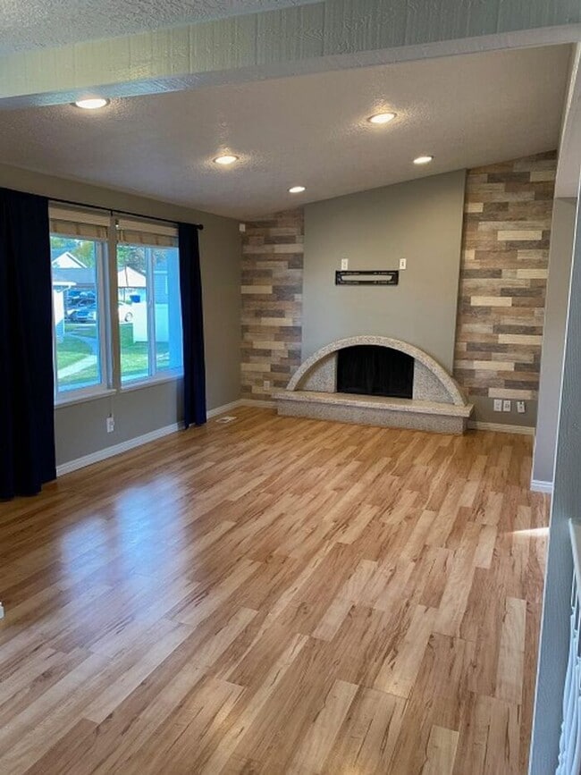 3018 W Shadow Park Dr in West Valley City, UT - Building Photo - Building Photo