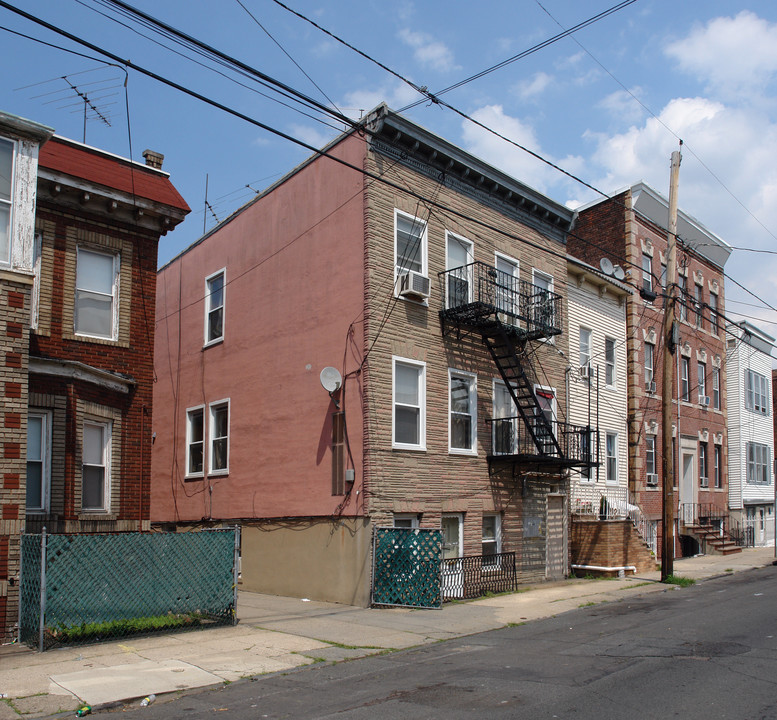 280 E Kinney St in Newark, NJ - Building Photo