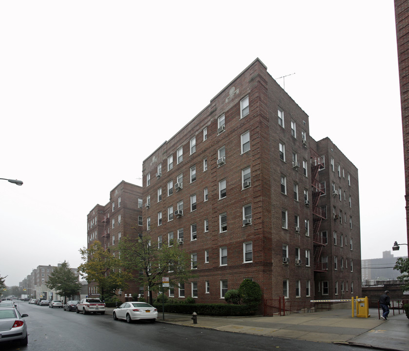 Saunders Court in Rego Park, NY - Foto de edificio