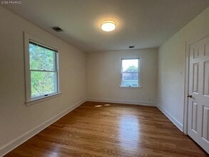 8 Dunes Ln in Port Washington, NY - Foto de edificio - Building Photo