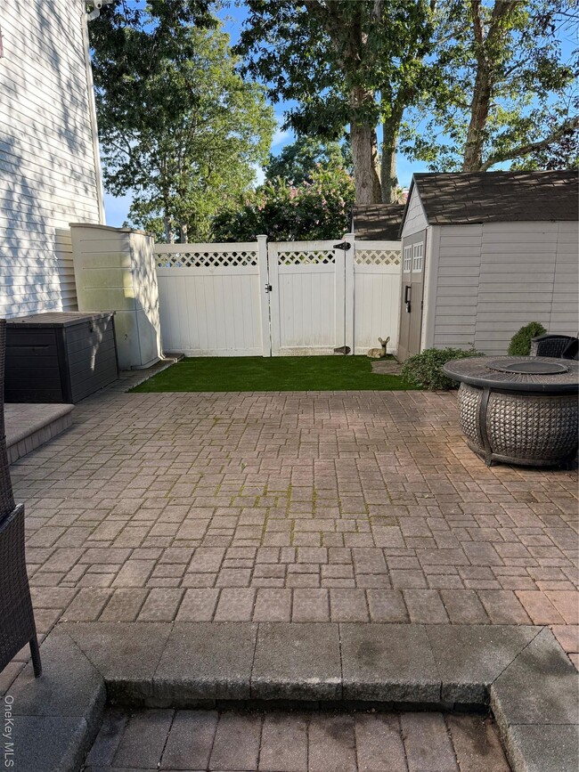 10 Lloyd St in Center Moriches, NY - Building Photo - Building Photo