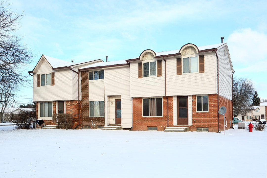 Huntley Townhome Villas in Holt, MI - Foto de edificio