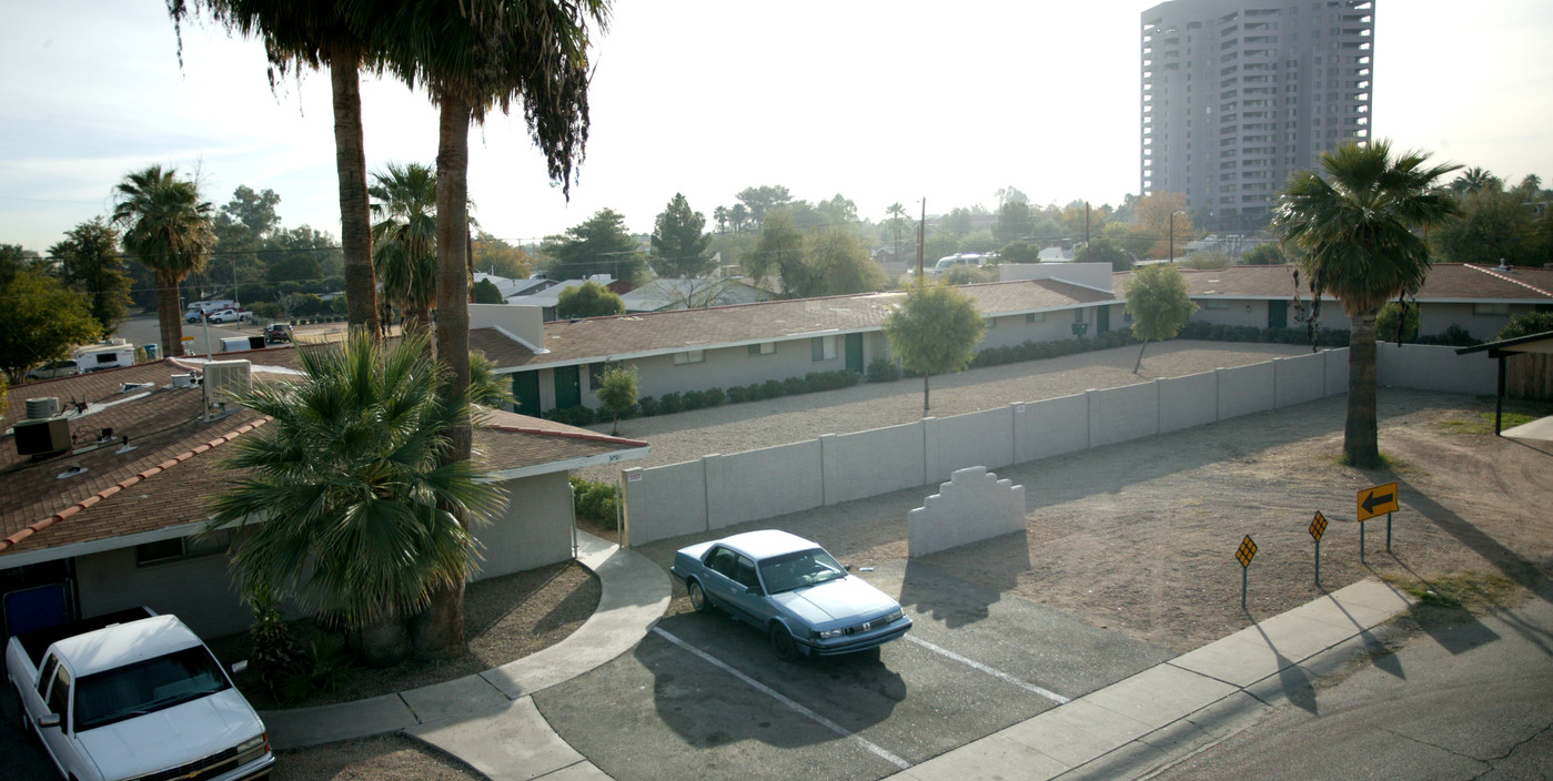 9th Place Apartments in Phoenix, AZ - Building Photo