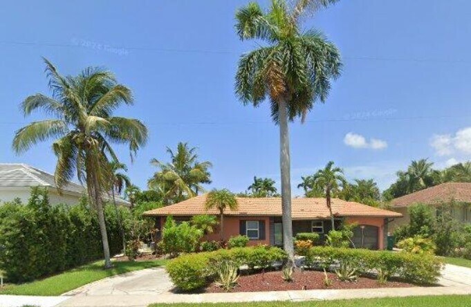 146 Greenbrier St in Marco Island, FL - Building Photo