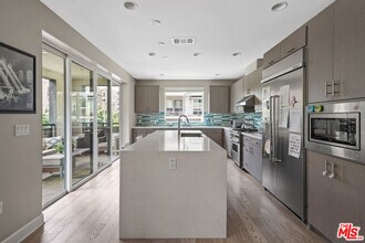 12534 W Fielding Circle in Los Angeles, CA - Building Photo - Building Photo
