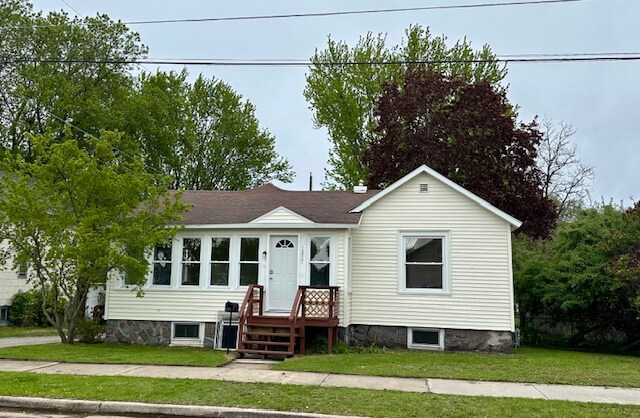 1817 Lewis St in Marinette, WI - Building Photo