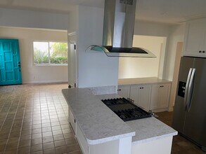 210 S Helberta Ave in Redondo Beach, CA - Foto de edificio - Building Photo