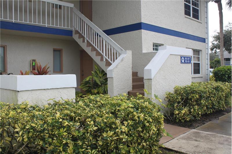 1524 SE Royal Green Cir in Port St. Lucie, FL - Foto de edificio