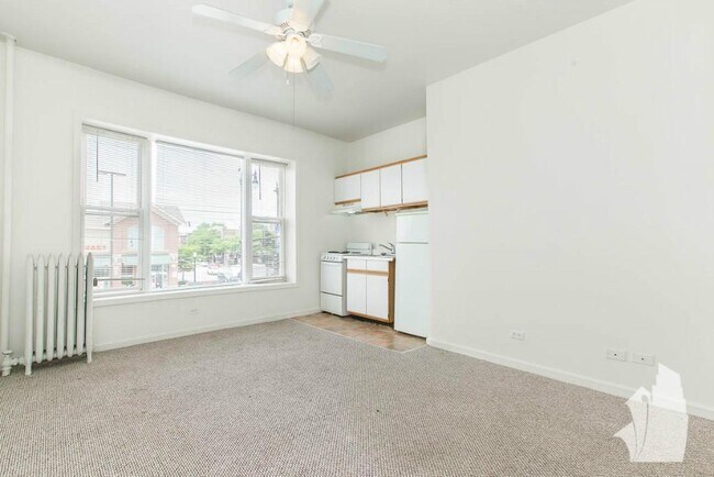 3947 W Irving Park Rd, Unit 206 in Chicago, IL - Building Photo - Building Photo