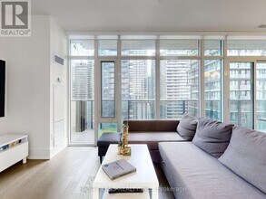 330 Richmond St W in Toronto, ON - Building Photo - Building Photo