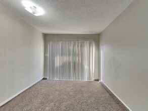 1201 Saturn Dr in Cedar Hill, TX - Foto de edificio - Building Photo