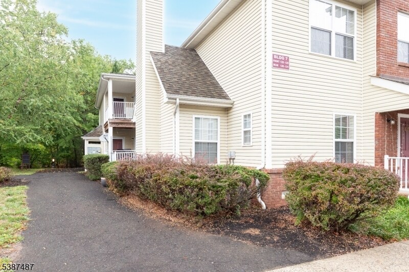 127 Forest Dr in Piscataway, NJ - Building Photo