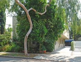 642 Huntley Dr in West Hollywood, CA - Building Photo