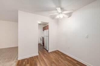 Hummingbird Pointe & The Gardens in Parma, OH - Foto de edificio - Interior Photo