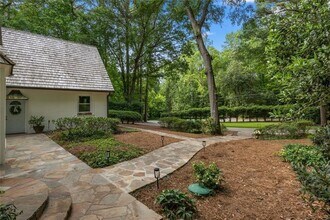 1260 Heards Ferry Rd NW in Sandy Springs, GA - Foto de edificio - Building Photo