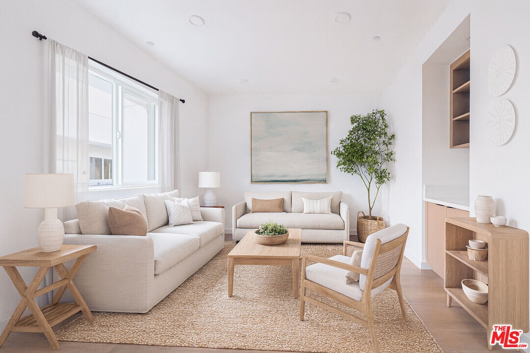 14606 Sylvan St in Los Angeles, CA - Building Photo