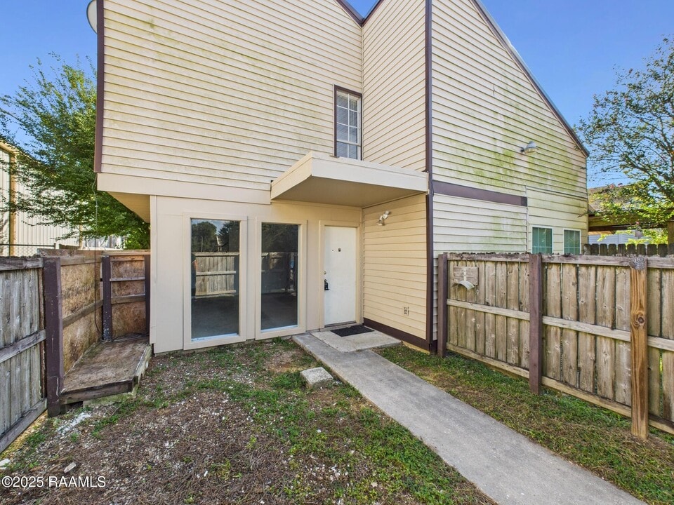 201 Fox Run Ave in Lafayette, LA - Foto de edificio