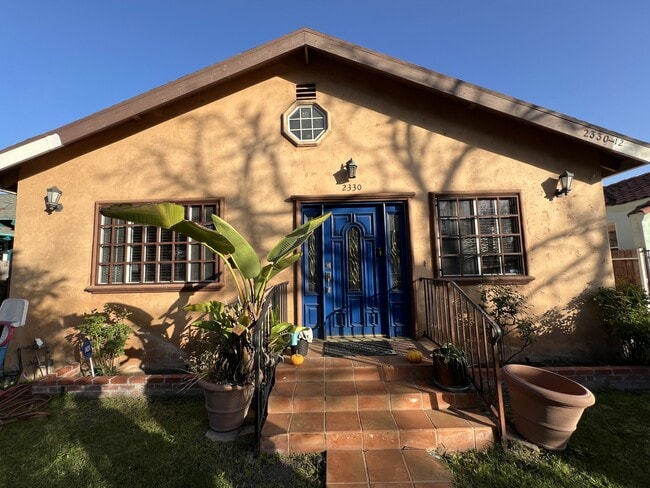 2330 S Mansfield Ave in Los Angeles, CA - Building Photo - Building Photo