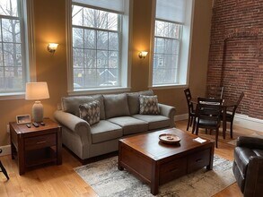 52 Sanborn St, Unit 102 in Reading, MA - Foto de edificio - Building Photo