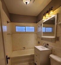 400 S 4th Ave, Unit Spacious 3 bedroom, 1 bat in Maywood, IL - Building Photo - Building Photo