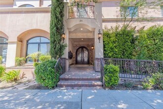 201 N Reese Pl, Unit 103 in Burbank, CA - Building Photo - Building Photo