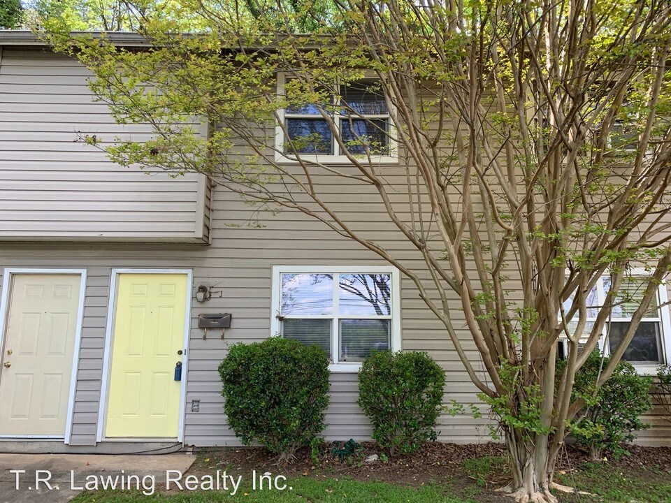 1613 N Sharon Amity Rd in Charlotte, NC - Building Photo