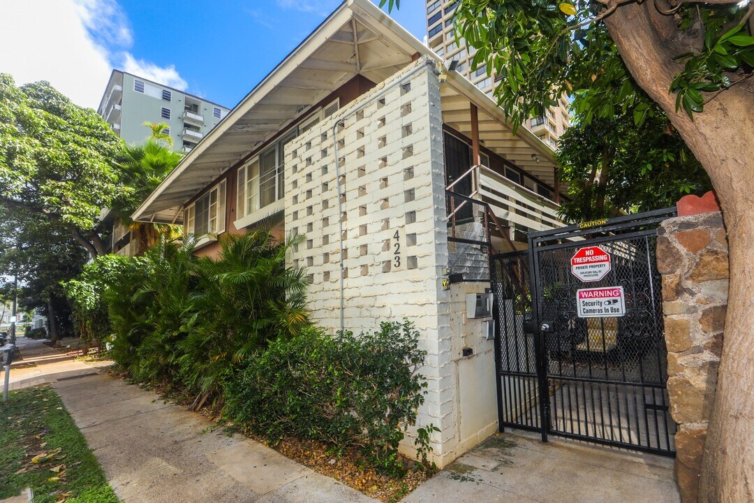 423 Kaiolu St in Honolulu, HI - Building Photo