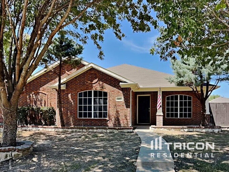 607 Pewitt Ln in Lancaster, TX - Building Photo