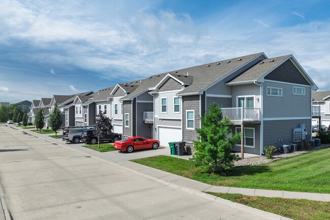 Ledgestone Townhomes in Ankeny, IA - Foto de edificio - Building Photo