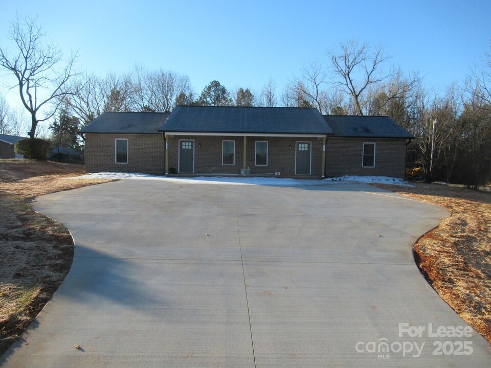 5509 Christopher Rd in Iron Station, NC - Building Photo