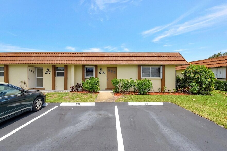 5730 Fernley Dr E in West Palm Beach, FL - Building Photo