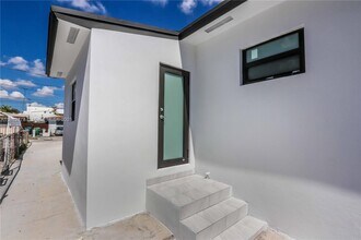 1013 SW 9th Ave in Miami, FL - Building Photo - Building Photo