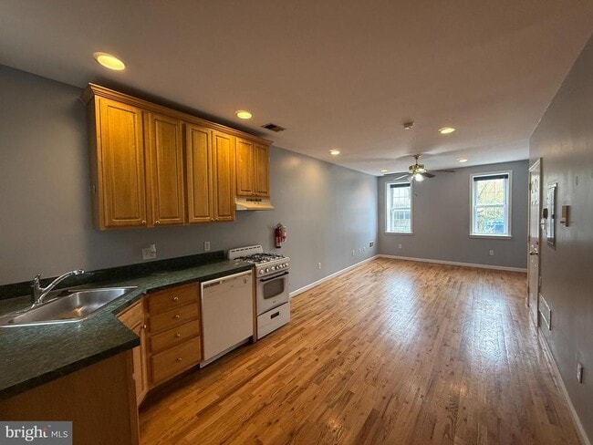 1543 W Thompson St in Philadelphia, PA - Building Photo - Building Photo