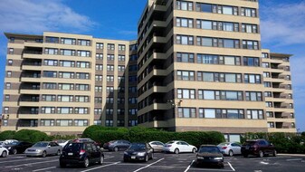 Warwick Condominiums in Atlantic City, NJ - Building Photo