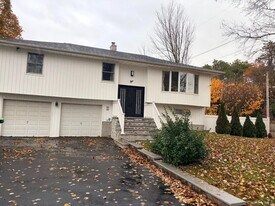1 Gilford Ct in Melville, NY - Building Photo