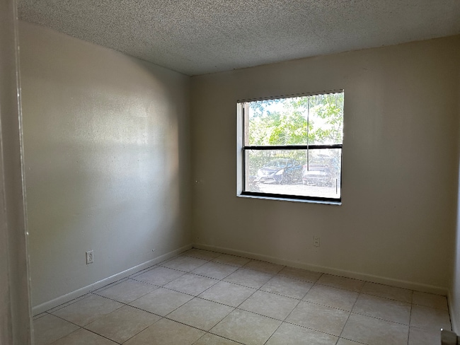 3527 NW 114th Terrace in Coral Springs, FL - Foto de edificio - Building Photo