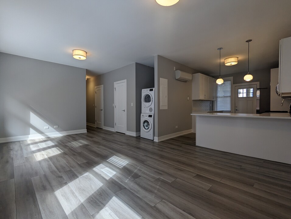 3933 N Janssen Ave, Unit 3943-S2 in Chicago, IL - Building Photo