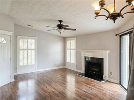 1244 Keys Lake Dr NE in Atlanta, GA - Building Photo
